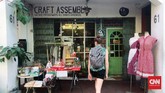 Puluhan toko mungil di Haji Lane menjajakan produk 'indie', mulai dari busana, furnitur, onderdil sepeda, peralatan bela diri muay Thai, hingga pernak-pernik unik berlabel do it yourself.