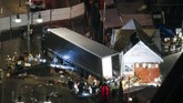 Sementara di Berlin, Jerman, sebuah truk menabrak pengunjung sebuah pasar Natal. Tragedi yang tepatnya terjadi di Breitscheidplatz square ini menewaskan sembilan orang dan menyebabkan setidaknya 50 lainnya terluka. (Reuters/Fabrizio Bensch)
