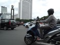 Membelah Jalanan Jakarta dengan Skuter Roda Tiga Piaggio