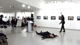 Publik dunia dikejutkan oleh serangkaian serangan di tiga negara berbeda di Eropa pada Senin (19/12). Salah satunya adalah penembakan Dubes Rusia untuk Turki, Andrei Lavrov di Ankara. Pelakunya adalah Mevlut Mert Altintas, petugas anti huru-hara yang bergabung di kepolisian Turki selama 2,5 tahun. (Depo Photos/Sozcu Newspaper via Reuters)