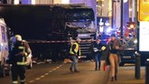 Juru bicara kepolisian Berlin, Kerstin Ziesmer, mengatakan bahwa sopir truk yang menabrak kerumunan itu akhirnya dibekuk ketika ia sedang berjalan kaki sekitar 2 kilometer dari lokasi kejadian.(Reuters/Fabrizio Bensch)