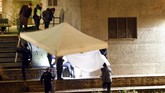 Tak hanya di Turki dan Jerman, serangan teror juga terjadi ketika seorang pria melepaskan serangkaian tembakan saat menerobos masuk ke masjid di Zurich, Swiss, secara membabi-buta. Serangan ini melukai tiga orang yang sedang beribadah pada Senin malam waktu setempat. (Reuters/Arnd Wiegmann)