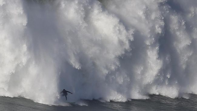 Ombak Tinggi Wisatawan Pantai Selatan Diminta Tak Berenang