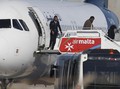 Para Penumpang Mulai Keluar dari Pesawat Libya yang Dibajak