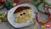 Siapa tidak gemas bila disuguhi spageti berkarakter seperti ini. Gunakan garpu untuk ‘mengerol’ helai pasta menyerupai rambut dan janggut Sinterklas. Untuk topi dan matanya menggunakan saus tomat dan irisan buah zaitun. (CNN Indonesia/Safir Makki)