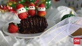 Paduan bolu cokelat, stroberi dan marshmello tak pernah membosankan, terutama bagi anak-anak. Apalagi jika stroberi dan marshmello dibentuk ala sinterkelas atau kurcaci lucu. Tak hanya dihidangkan, juga menarik sebagai hantaran. (CNN Indonesia/Safir Makki)