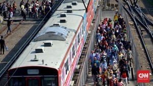 Antrean Tiket Kertas KRL Diwarnai Keluhan Penumpang