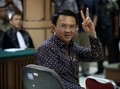 Makna Salam Dua Jari Ahok di Persidangan