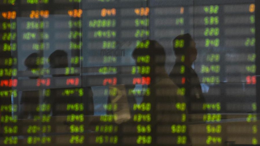 Pengunjung memperhatikan layar elektronik pergerakan saham di Plaza Mandiri, Jakarta, Selasa (27/12). Menjelang pergantian tahun, Indeks Harga Saham Gabungan (IHSG) ditutup melesat 1,50 persen menjadi 5.102 poin. ANTARA FOTO/Akbar Nugroho Gumay/foc/16.