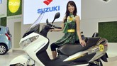 Suzuki Burgman Fuel-Cell Scooter merupakan kendaraan roda dua hibrida dengan konsep futuristik layaknya sebuah mobil konsep dengan nol emisi yang mengandalkan hidrogen sebagai sumber daya. (AFP PHOTO/Katsumi Kasahara)