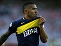 Dihantam Narapidana di Penjara, Carlos Tevez Absen Satu Bulan