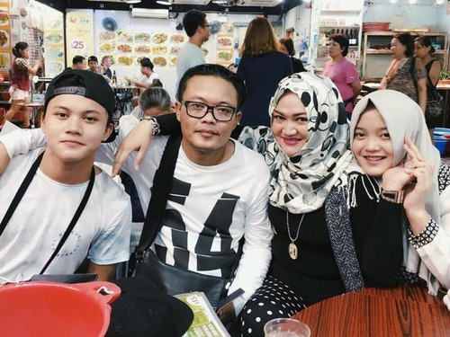 Foto: Manisnya Putri Kedua Komedian Sule dengan Gaya Jilbab Turki Foto: Manisnya Putri Kedua Komedian Sule dengan Gaya Jilbab Turki