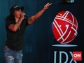 Slank Ramaikan Penutupan Lantai Bursa yang Sepi Warga Baru