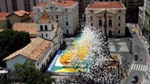 Balon-balon ini akan dilepaskan ke langit Sao Paulo, Brasil sebagai bentuk perayaan dan sambutan hangat pada tahun yang baru. (REUTERS/Paulo Whitaker).