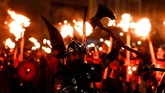 Up Helly Aa vikings dari Shetland Islands meramaikan Tahun Baru dengan mengikuti prosesi obor untuk memulai perayaan Hogmanay (Tahun Baru) di Edinburgh, Skotlandia. (REUTERS/Russell Cheyne).