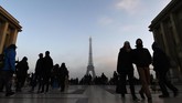 Warga Paris, Prancis merayakan pergantian tahun dengan berkumpul di area sekitar Menara Eiffel. Area ini akan menjadi salah satu pusat perayaan Tahun Baru. (AFP PHOTO / MIGUEL MEDINA)
