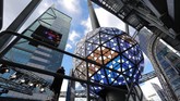 Warga Amerika merayakan Tahun Baru dengan menyaksikan bola lampu raksasa di Times Square. Bola raksasa ini akan menyala dan menerangi seluruh area Times Square. (Neilson Barnard/Getty Images/AFP)
