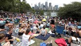 Masyarakat dari seluruh dunia sangat antusias menyambut kedatangan tahun baru 2017. Mereka punya caranya masing-masing untuk merayakan tahun baru. Di Sydney, mereka berkumpul di taman bersama dengan seluruh warga sekitar. (REUTERS/Jason Reed)