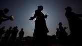 Nepal juga tak mau ketinggalan merayakan Tahun Baru. Seorang perempuan Gurung menggunakan pakaian tradisional sembari menari. Mereka menari dalam parade Tamu Lhosar (Tahun Baru). (REUTERS/Navesh Chitrakar)