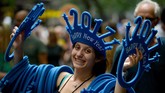 Untuk merayakan Tahun Baru 2017 dengan menggunakan aksesori kepala mirip patung Liberty. Di atasnya tertulis angka 2017 sebagai lambang penyambutan tahun baru. (AFP PHOTO / Peter PARKS).