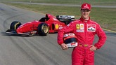 Schumacher ketika berpose pertama kali dengan Ferrari. Saat itu Ferrari merekrut Schumacher dengan memberikan tawaran gaji mahal yaitu US$30 juta per tahun. Ferrari merasa Schumacher bisa mengangkat mereka dari masa-masa keterpurukan. (AFP PHOTO / GERARD JULIEN)