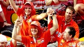 Pada musim 2000, Schumacher akhirnya mengakhiri paceklik gelar Ferrari dengan menggondol gelar juara dunia. Sebelumnya, terakhir kali Ferrari mendapat juara dunia adalah pada 1979. (AFP PHOTO/Jimin LAI)