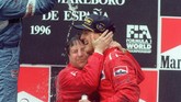 Schumacher merayakan kemenangan pertamanya bersama Ferrari di GP Katalonia. Di musim pertamanya bersama Ferrari, Schumacher hanya mendapatkan tiga kemenangan karena saat itu mobil Ferrari tak bisa bersaing dengan yang terbaik. (AFP PHOTO / ERIC CABANIS)