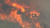 Kobaran api melalap setidaknya 100 rumah di Kota Valparaiso, Chile, pada Senin (2/1) malam. Sebanyak 19 orang terluka akibat insiden ini. (Reuters/Rodrigo Garrido)