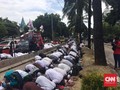 Massa Anti-Ahok Gelar Salat Berjemaah di Jalur TransJakarta