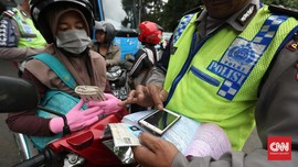 Tak Mau Ditilang, Ibu Berhijab Gigit Tangan Petugas Polisi