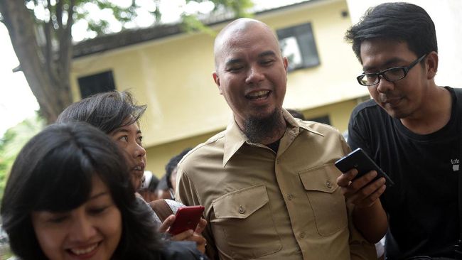 Kelar Diperiksa, Ahmad Dhani Menebeng Mobil Polisi