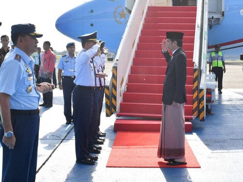 Saat Presiden Jokowi Kunjungan Kerja Pakai Sarung dan 