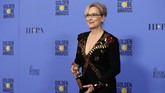 Piala Golden Globes 2017 spesial, diberikan kepada Meryl Streep. Ia diberi penghargaan Cecl B. DeMille yang ditujukan kepada sosok yang sangat berkontribusi di dunia perfilman. Streep menyampaikan pidato nan menggugah. (REUTERS/Mario Anzuoni)