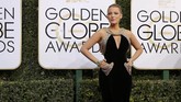 Hot mama Blake Lively terlihat seksi dengan balutan gaun hitam beludru dengan tambahan aksen emas di bagian kantong, leher, dan lengan. Gaun body contour ini juga membentuk lekuk tubuhnya yang seksi. (REUTERS/Mike Blake)