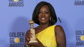 Viola Davis yang tampil memukau saat mengantarkan penghargaan untuk Meryl Streep, sebelumnya sudah naik panggung untuk menerima piala atas aktingnya dalam Fences. David mendapat penghargaan sebagai Aktris Pendukung Terbaik. (REUTERS/Mario Anzuoni)