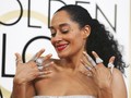 Perhiasan dan Gaun Berkilau Perak Jadi Tren di Golden Globes
