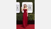 Aktris Brie Larson terlihat cantik dan elegan dengan gaun merah bustier hati rancangan dari rumah mode Rodarte. Dia terlihat cantik dengan tata rias natural namun berlipstik merah menyala. (REUTERS/Mike Blake)
