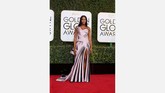 Model Naomi Campbell menggunakan gaun berdesain lipit dengan aksen one shoulder. Di bagian bawah gaunnya terdapat aksen belahan kaki yang cukup tinggi. (REUTERS/Mike Blake)