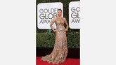 Sofia Vergara memang dikenal punya bentuk tubuh yang indah. Dia pun tampaknya sadar dengan hal itu. Di Golden Globe dia memamerkan lekuk tubuhnya yang indah dengan busana yang terbuka di bagian dadanya. (REUTERS/Mike Blake).