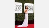 Gaun fringe, backless, dan belahan dada rendah menjadi fokus utama gaun Gina Rodriguez. Gaun ini membuat dia terlihat seksi dan menggoda. (REUTERS/Mike Blake)