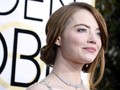 Emma Stone dan Gaun Bertabur Bintang Perak