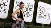 Jessica Biel hadir bersama suaminya Justin Timberlake. Dia terlihat seksi dengan gaun berbelahan dada rendah dan rok flare yang sekilas mirip batik. Roknya memiliki belahan kaki yang tinggi. Gaun ini dirancang oleh Ellie Saab. (REUTERS/Mike Blake)