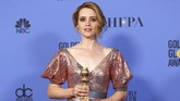 Claire Foy membawa pulang piala pertamanya lewat The Crown. Ia menjadi Aktris Seri Drama Terbaik lewat serial yang diproduksi orisinal oleh Netflix. (REUTERS/Mario Anzuoni)