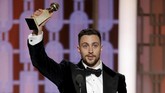 Aaron Taylor-Johnson menjadi nama pertama yang disebut untuk naik ke atas panggung dan membawa pulang piala Golden Globe Awards 2017. Ia menjadi Aktor Pendukung Terbaik lewat film Nocturnal Animals. (Paul Drinkwater/Courtesy of NBC/Handout via REUTERS)