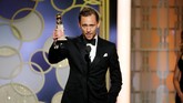 Hidup Tom Hiddelston tidak berakhir setelah putus dari Taylor Swift. Ia pertama masuk nominasi, dan langsung menang. Hiddelston kini menyandang gelar baru sebagai Aktor Film Televisi/ Miniseri Terbaik berkat The Night Manager. (Paul Drinkwater/Courtesy of NBC/Handout via REUTERS)