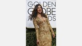 Tubuh Priyanka Chopra memang seksi. Dalam balutan gaun berwarna emas, lekuk tubuhnya makin terbentuk. Dengan belahan dada yang rendah, tampilannya di Golden Globes 2017 makin terlihat seksi. (REUTERS/Mike Blake)