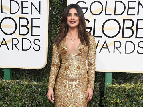 Deretan Selebriti di Golden Globes dengan Makeup dan Rambut Sempurna Deretan Selebriti di Golden Globes dengan Makeup dan Rambut Sempurna