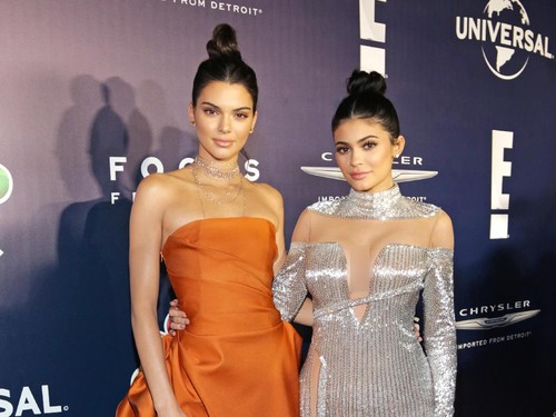 Kendall Jenner Tak Bisa Kontrol Wajah Saat Kylie Nonton Fashion Show-nya Kendall Jenner Tak Bisa Kontrol Wajah Saat Kylie Nonton Fashion Show-nya