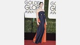 Caitriona Balf terlihat anggun dengan gaun dua warna rancangan Delpozo. Gaun strapless dengan dominasi warna biru dan bagian dalamnya berwarna merah ini membuat dia terlihat anggun. (Frazer Harrison/Getty Images/AFP)