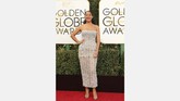 Tracee Ellis Ross hadir dengan gaun berkilau perak yang 'sempurna.' Dia menggunakan gaun perak strapless berstruktur dan penuh detail. Dia juga menambah aksen aksesorinya dengan cincin perak 10 jari. Dia menggunakan busana dari Zuhair Murad. (REUTERS/Mike Blake)